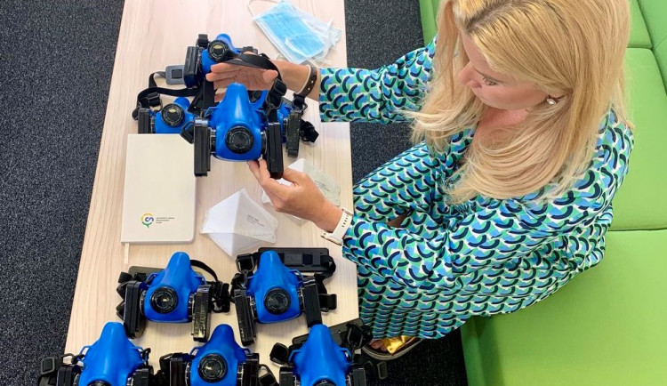 Ředitelka centrálního nákupu Jana Dubcová předvádí část vzorků cenných ochranných prostředků, které se kraji podařilo nakupovat 