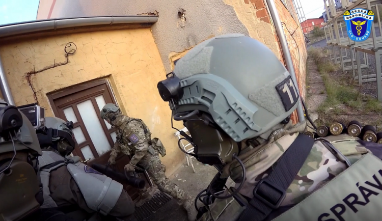 Zásah proti gangu výrobců nelegálních cigaret