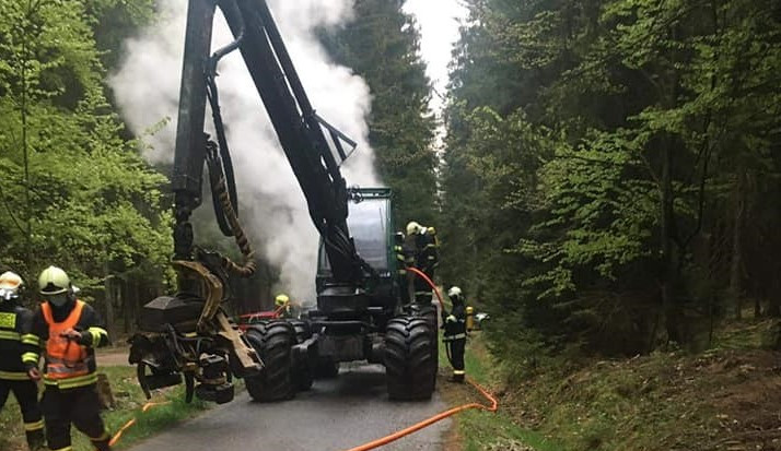 Požáry zničily při práci dva velké lesní stroje, škody jdou do milionů