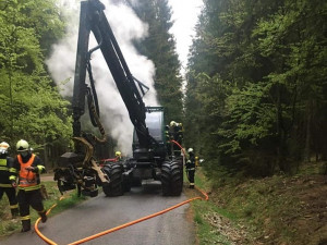 Požáry zničily při práci dva velké lesní stroje, škody jdou do milionů