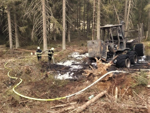 Z vyvážecího trktoru zbylo jen ohořelé torzo