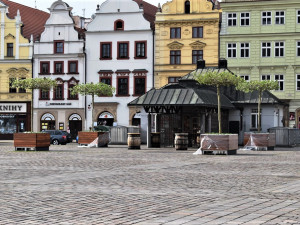 Stromy jsou i na náměstí Republiky kolem legendárních veřejných záchodků