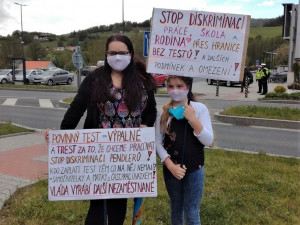 Pendleři na přechodu Folmava protestovali proti povinné platbě za testy na koronavirus