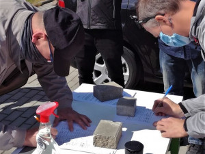 Pendleři na přechodu Folmava protestují proti povinné platbě za testy na koronavirus