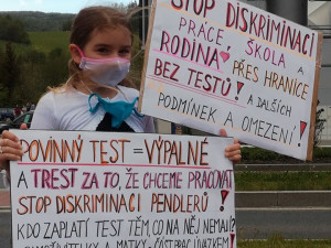 Pendleři na přechodu Folmava protestují proti povinné platbě za testy na koronavirus