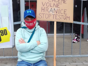 Pendleři na přechodu Folmava protestují proti povinné platbě za testy na koronavirus