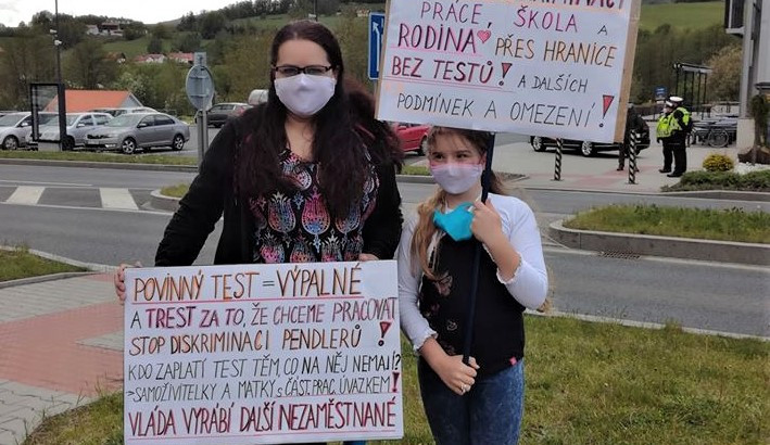 Pendleři na hraničním přechodu Folmava protestují proti povinné platbě za testy na koronavirus
