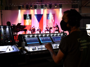 Studio Slavnosti svobody 2020 je připraveno, živý přenos zahájí v neděli úderem 11.00