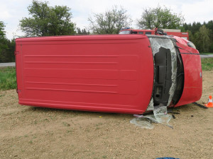 Mladá řidička zakončila svoji jízdu s dodávkou převrácená na bok