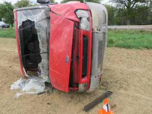 Mladá řidička zakončila svoji jízdu s dodávkou převrácená na bok