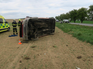 Mladá řidička zakončila svoji jízdu s dodávkou převrácená na bok