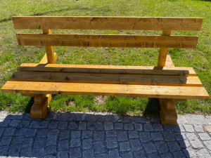 Lavičky vyrobené z kůrovcového dřeva zdobí centrum Železné Rudy