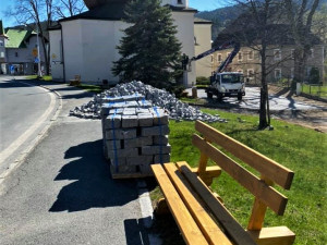 Lavičky vyrobené z kůrovcového dřeva zdobí centrum Železné Rudy