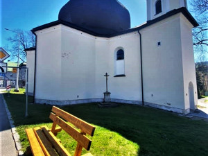 Lavičky vyrobené z kůrovcového dřeva zdobí centrum Železné Rudy