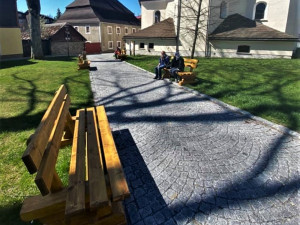 Lavičky vyrobené z kůrovcového dřeva zdobí centrum Železné Rudy