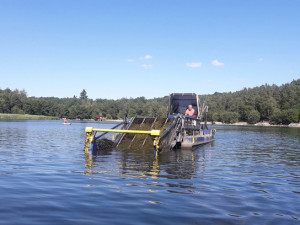 O čistotu vody pečuje i speciální kombajn, který vyžíná vodní trávu