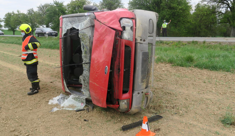 Dodávka se převrátila na bok