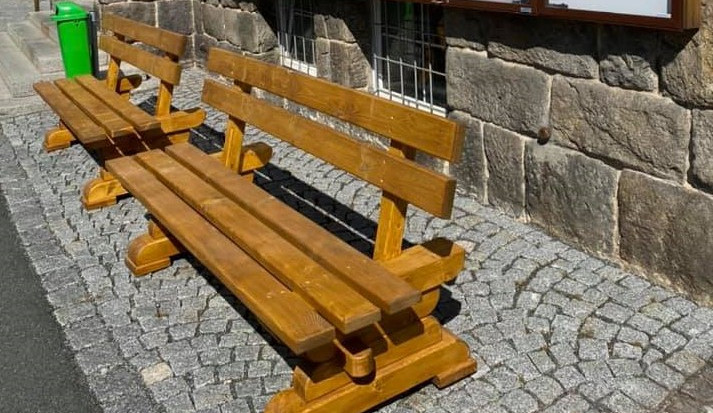 Lavičky vyrobené z kůrovcového dřeva teď zdobí centrum Železné Rudy