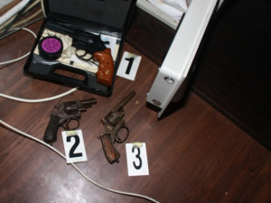 Při domovní prohlídce se našla celá sbírka nelegálně držených zbraní