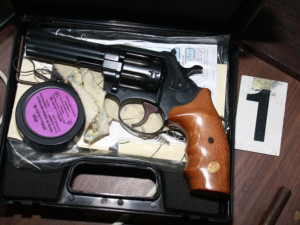 Při domovní prohlídce se našla celá sbírka nelegálně držených zbraní