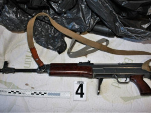 Při domovní prohlídce se našla celá sbírka nelegálně držených zbraní