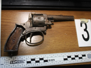 Při domovní prohlídce se našla celá sbírka nelegálně držených zbraní