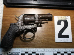 Při domovní prohlídce se našla celá sbírka nelegálně držených zbraní