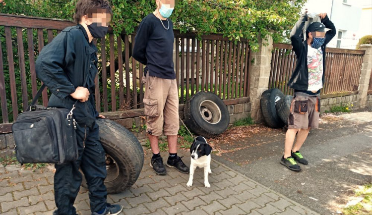 Mladí muži nestačili kola z místa činu odvézt