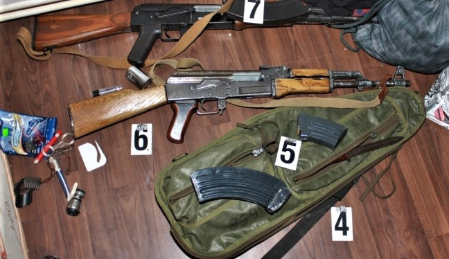 Při domovní prohlídce se našla celá sbírka nelegálně držených zbraní