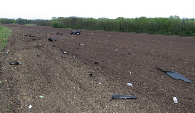 FOTO: Sešrotované auto ležící desítky metrů od silnice a řidič jen se škrábanci. Opilý mladík přežil vlastní smrt