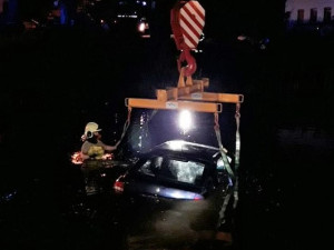 Auto skončilo na dně rybníka i s posádkou, hasiči ho dostali zpět na břeh pomocí jeřábu