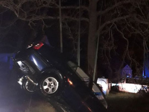 Auto skončilo na dně rybníka i s posádkou, hasiči ho dostali zpět na břeh pomocí jeřábu