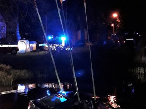 Auto skončilo na dně rybníka i s posádkou, hasiči ho dostali zpět na břeh pomocí jeřábu