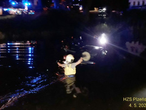 Auto skončilo na dně rybníka i s posádkou, hasiči ho dostali zpět na břeh pomocí jeřábu