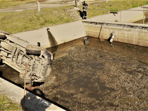 Terénní automobil skončil na dně rybích sádek