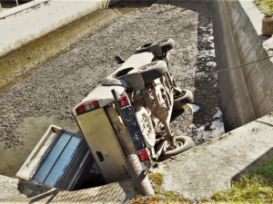 Terénní automobil skončil na dně rybích sádek