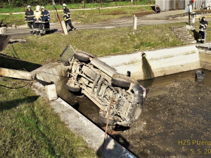 Terénní automobil skončil na dně rybích sádek