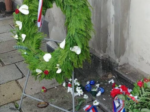 Opilec odcizil věnec z pietního místa věnovaného památce trojice plzeňských letců z RAF