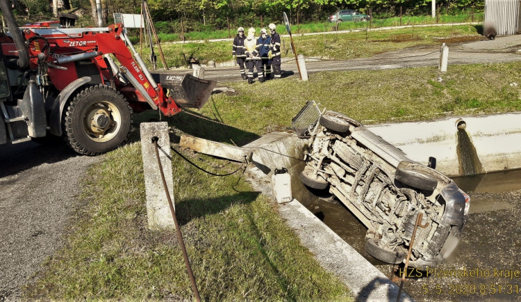 Terénní automobil skončil na dně rybích sádek