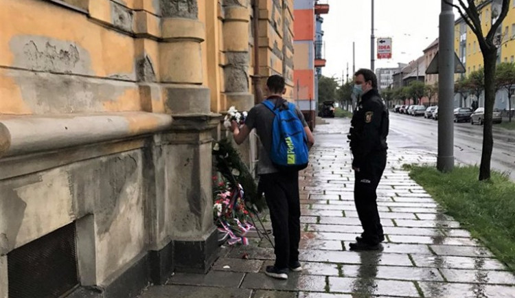 Pachatel vrací odcizený věnec pod dohledem strážníka městské policie
