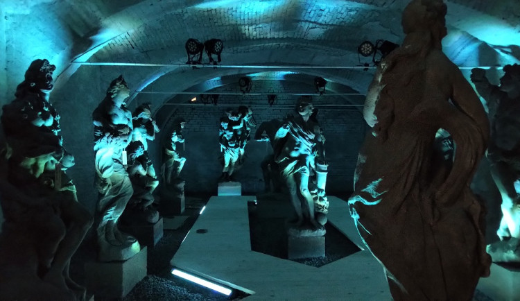 Branovy sochy v netradiční expozici