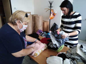 Úředníci z města uklidili své šatníky a naplnili humanitární sklad Diecézní charity Plzeň