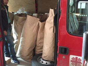 Úředníci z města uklidili své šatníky a naplnili humanitární sklad Diecézní charity Plzeň