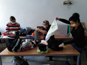 Úředníci z města uklidili své šatníky a naplnili humanitární sklad Diecézní charity Plzeň