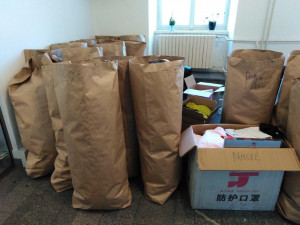 Úředníci z města uklidili své šatníky a naplnili humanitární sklad Diecézní charity Plzeň