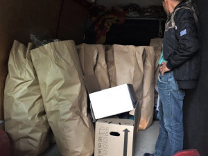 Úředníci z města uklidili své šatníky a naplnili humanitární sklad Diecézní charity Plzeň