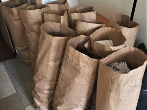 Úředníci z města uklidili své šatníky a naplnili humanitární sklad Diecézní charity Plzeň