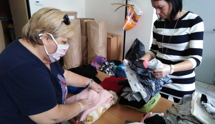 Třídění nasbíraného oblečení