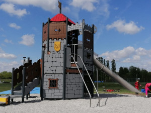 Škodaland má novou atrakci pro děti, vyrostl tam středověký hrad