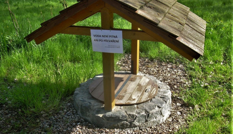 Cedule umístěná na studánce dává jednoznačnou informaci